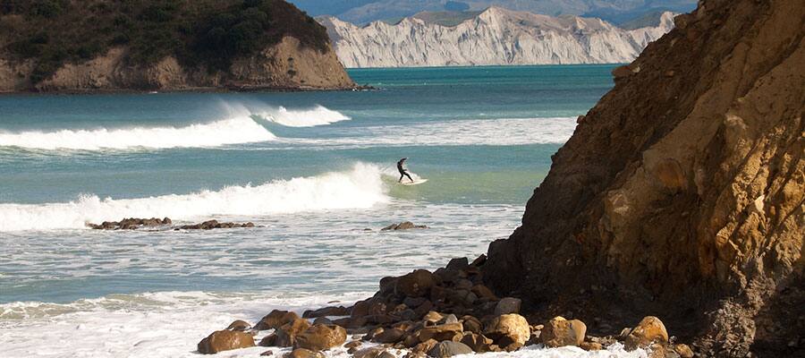 Surf at Sponge Bay Island, Gisborne