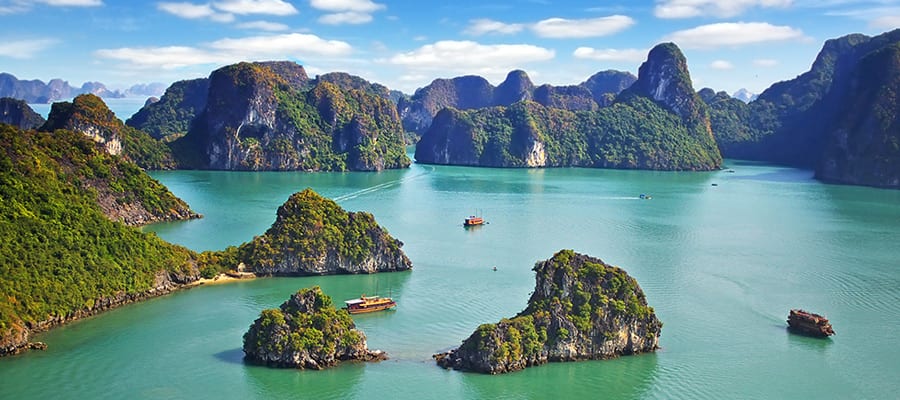 Picturesque sea landscape on your Cruise to Hanoi (Ha Long Bay)