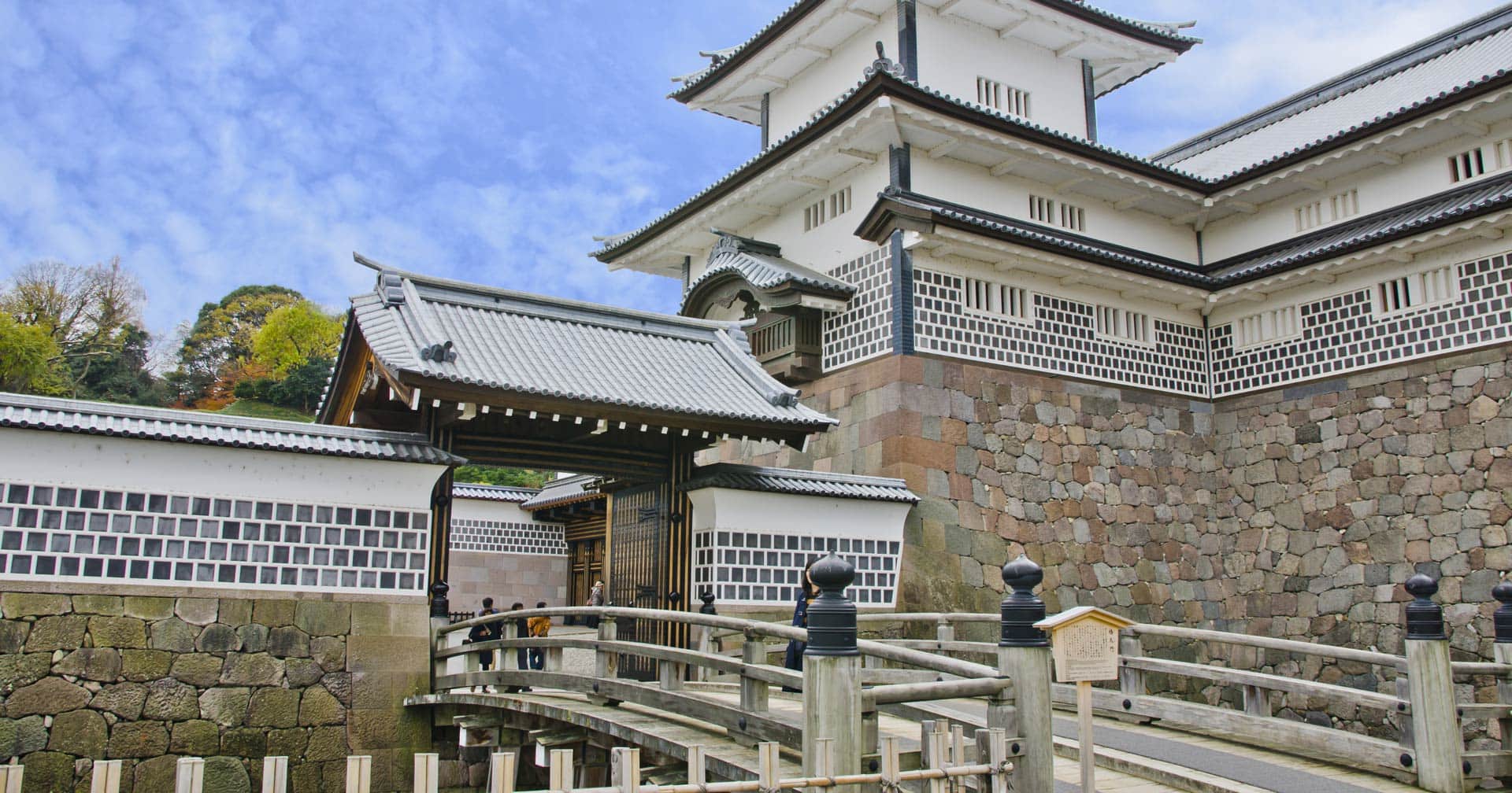 Explore Kenrokuen Gardens & Kanazawa Castle 